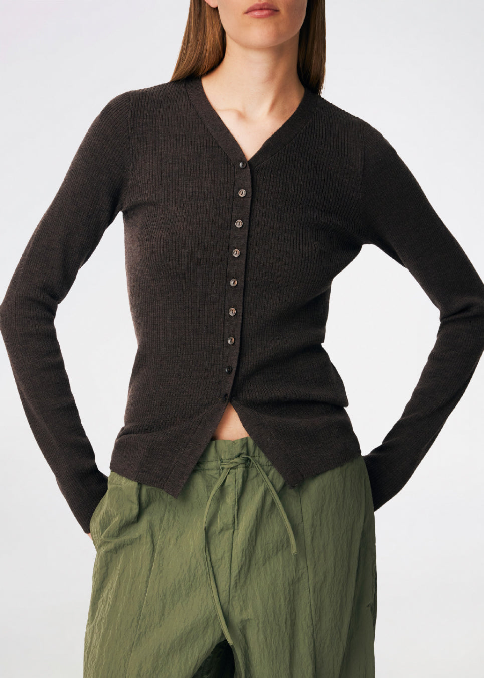 Tætsiddende cardigan i blød ribstrik af uld. HirokiMD cardigan har krave, knapper foran og lange ærmer med slids og knapper. Modellen er 175 cm og har en størrelse S/36 på