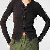 Tætsiddende cardigan i blød ribstrik af uld. HirokiMD cardigan har krave, knapper foran og lange ærmer med slids og knapper. Modellen er 175 cm og har en størrelse S/36 på
