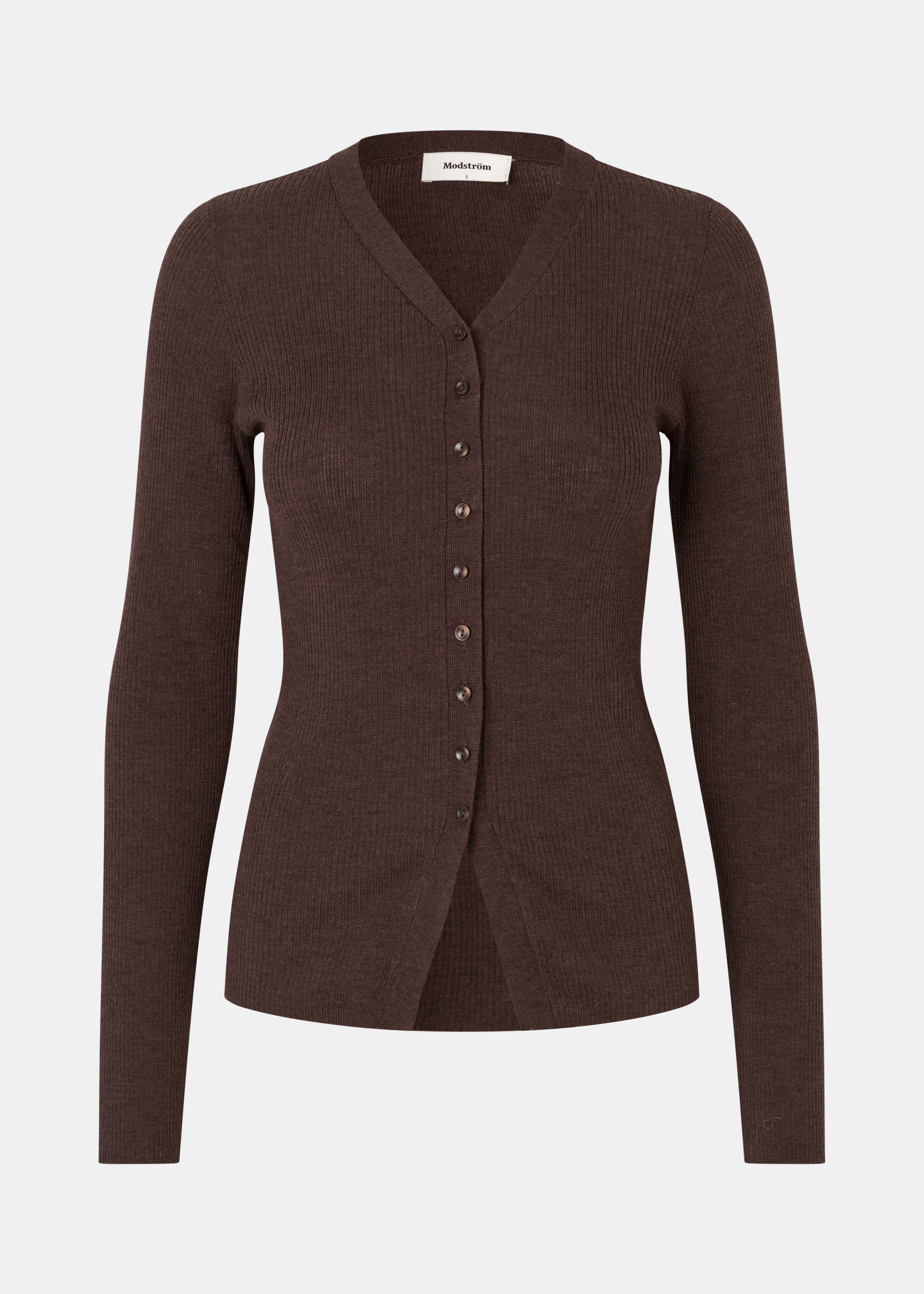 Tætsiddende cardigan i blød ribstrik af uld. HirokiMD cardigan har krave, knapper foran og lange ærmer med slids og knapper. Modellen er 175 cm og har en størrelse S/36 på