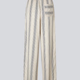 Bukser med afslappet pasform. HissaMD print pants har brede ben og høj talje med beklædt elastik samt snører. Sidelommer og påsat baglomme