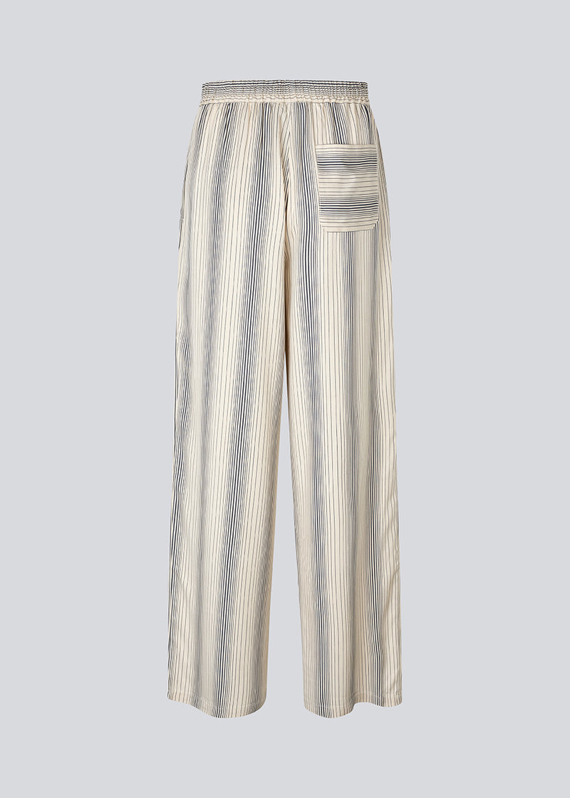 Bukser med afslappet pasform. HissaMD print pants har brede ben og høj talje med beklædt elastik samt snører. Sidelommer og påsat baglomme