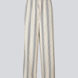 Bukser med afslappet pasform. HissaMD print pants har brede ben og høj talje med beklædt elastik samt snører. Sidelommer og påsat baglomme