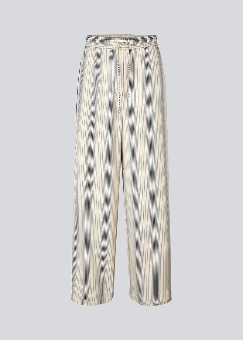 Bukser med afslappet pasform. HissaMD print pants har brede ben og høj talje med beklædt elastik samt snører. Sidelommer og påsat baglomme