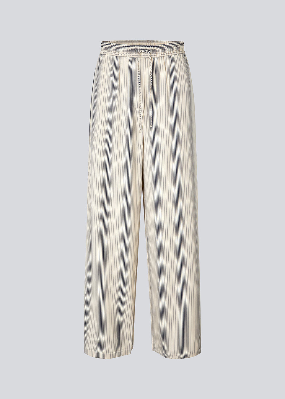 Bukser med afslappet pasform. HissaMD print pants har brede ben og høj talje med beklædt elastik samt snører. Sidelommer og påsat baglomme