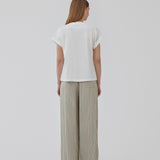 Bukser med afslappet pasform. HissaMD print pants har brede ben og høj talje med beklædt elastik samt snører. Sidelommer og påsat baglomme. Modellen er 175 cm og har en størrelse S/36 på.