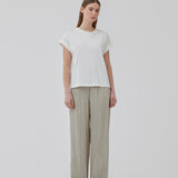 Bukser med afslappet pasform. HissaMD print pants har brede ben og høj talje med beklædt elastik samt snører. Sidelommer og påsat baglomme. Modellen er 175 cm og har en størrelse S/36 på.