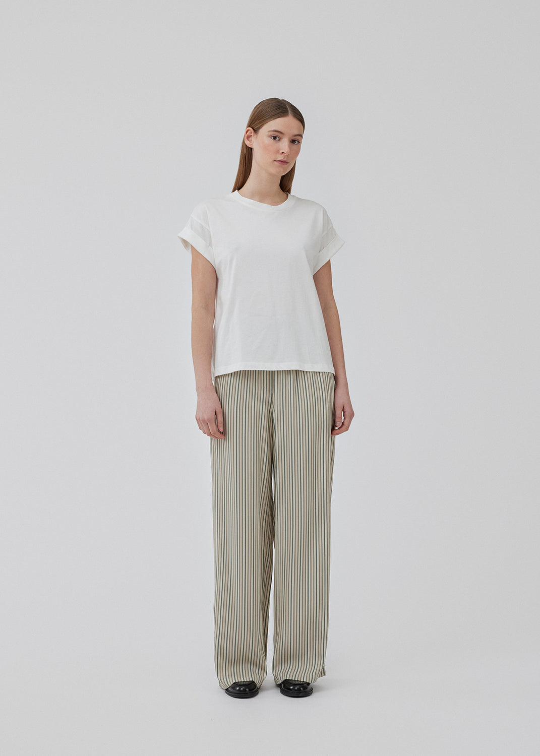 Bukser med afslappet pasform. HissaMD print pants har brede ben og høj talje med beklædt elastik samt snører. Sidelommer og påsat baglomme. Modellen er 175 cm og har en størrelse S/36 på.