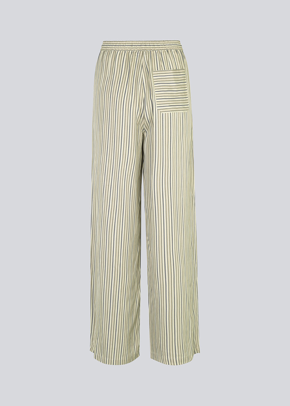 Bukser med afslappet pasform. HissaMD print pants har brede ben og høj talje med beklædt elastik samt snører. Sidelommer og påsat baglomme. Modellen er 175 cm og har en størrelse S/36 på.