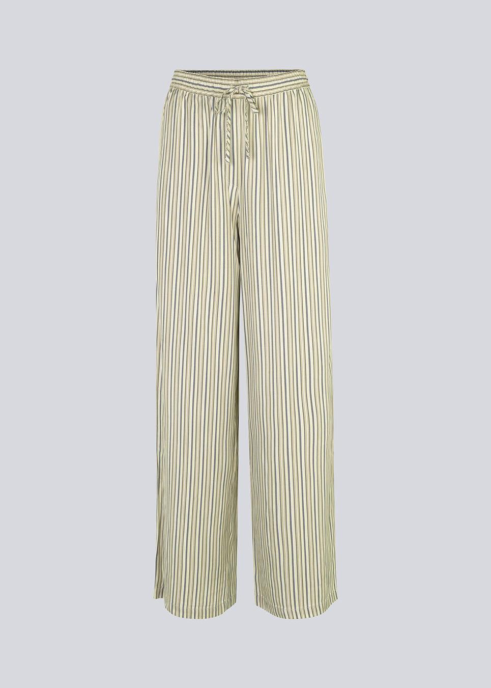 Bukser med afslappet pasform. HissaMD print pants har brede ben og høj talje med beklædt elastik samt snører. Sidelommer og påsat baglomme. Modellen er 175 cm og har en størrelse S/36 på.