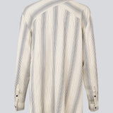 Oversize skjorte med krave og knaplukning fortil. HissaMD print shirt har brede ærmer med manchet og detaljeret bærestykke bagpå. 