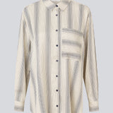 Oversize skjorte med krave og knaplukning fortil. HissaMD print shirt har brede ærmer med manchet og detaljeret bærestykke bagpå. 
