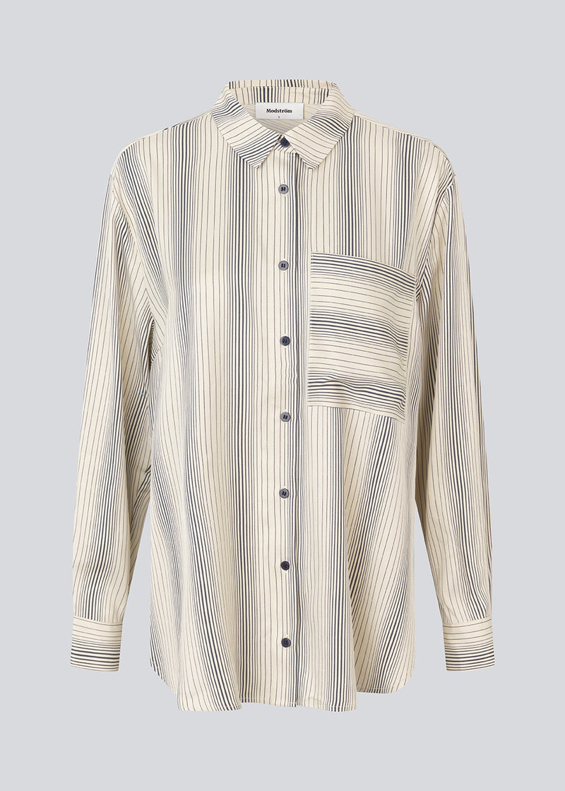 Oversize skjorte med krave og knaplukning fortil. HissaMD print shirt har brede ærmer med manchet og detaljeret bærestykke bagpå. 