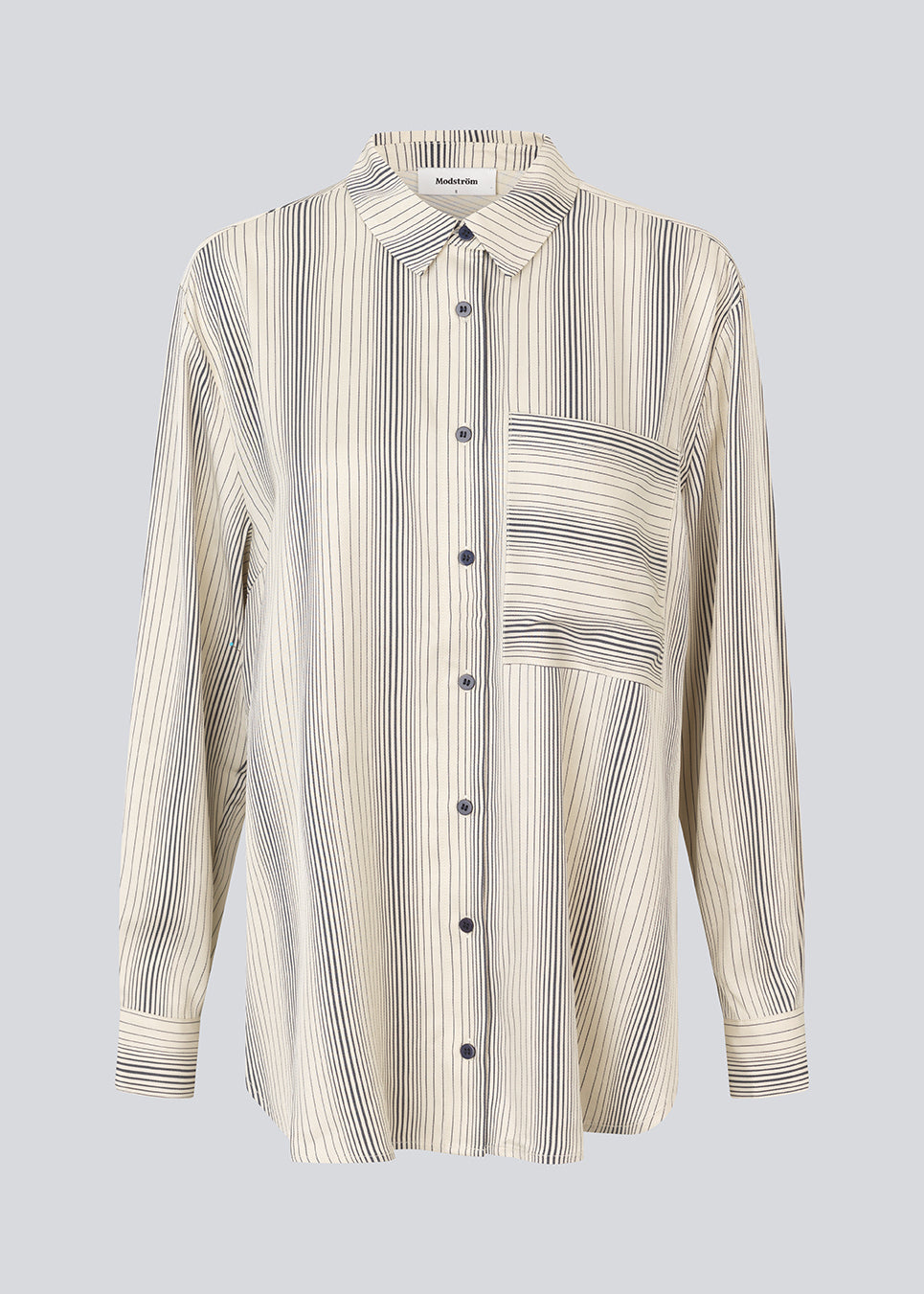 Oversize skjorte med krave og knaplukning fortil. HissaMD print shirt har brede ærmer med manchet og detaljeret bærestykke bagpå. 