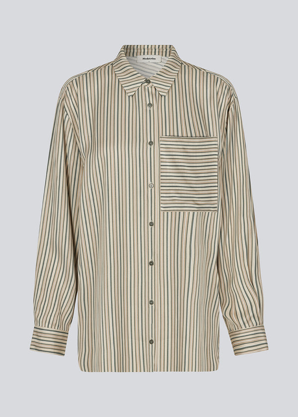 Oversize skjorte med krave og knaplukning fortil. HissaMD print shirt har brede ærmer med manchet og detaljeret bærestykke bagpå. Modellen er 175 cm og har en størrelse S/36 på.