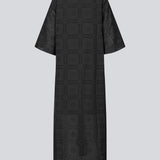 Broderie anglaise bomuldskjole med afslappet fit og brede, albuelange ærmer, og åbning foran med bindebånd. HollynMD dress er med foer.
