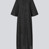 Broderie anglaise bomuldskjole med afslappet fit og brede, albuelange ærmer, og åbning foran med bindebånd. HollynMD dress er med foer.