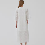 Broderie anglaise bomuldskjole med afslappet fit og brede, albuelange ærmer, og åbning foran med bindebånd. HollynMD dress er med foer. Modellen er 175 cm og har en størrelse S/36 på.