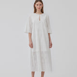 Broderie anglaise bomuldskjole med afslappet fit og brede, albuelange ærmer, og åbning foran med bindebånd. HollynMD dress er med foer. Modellen er 175 cm og har en størrelse S/36 på.