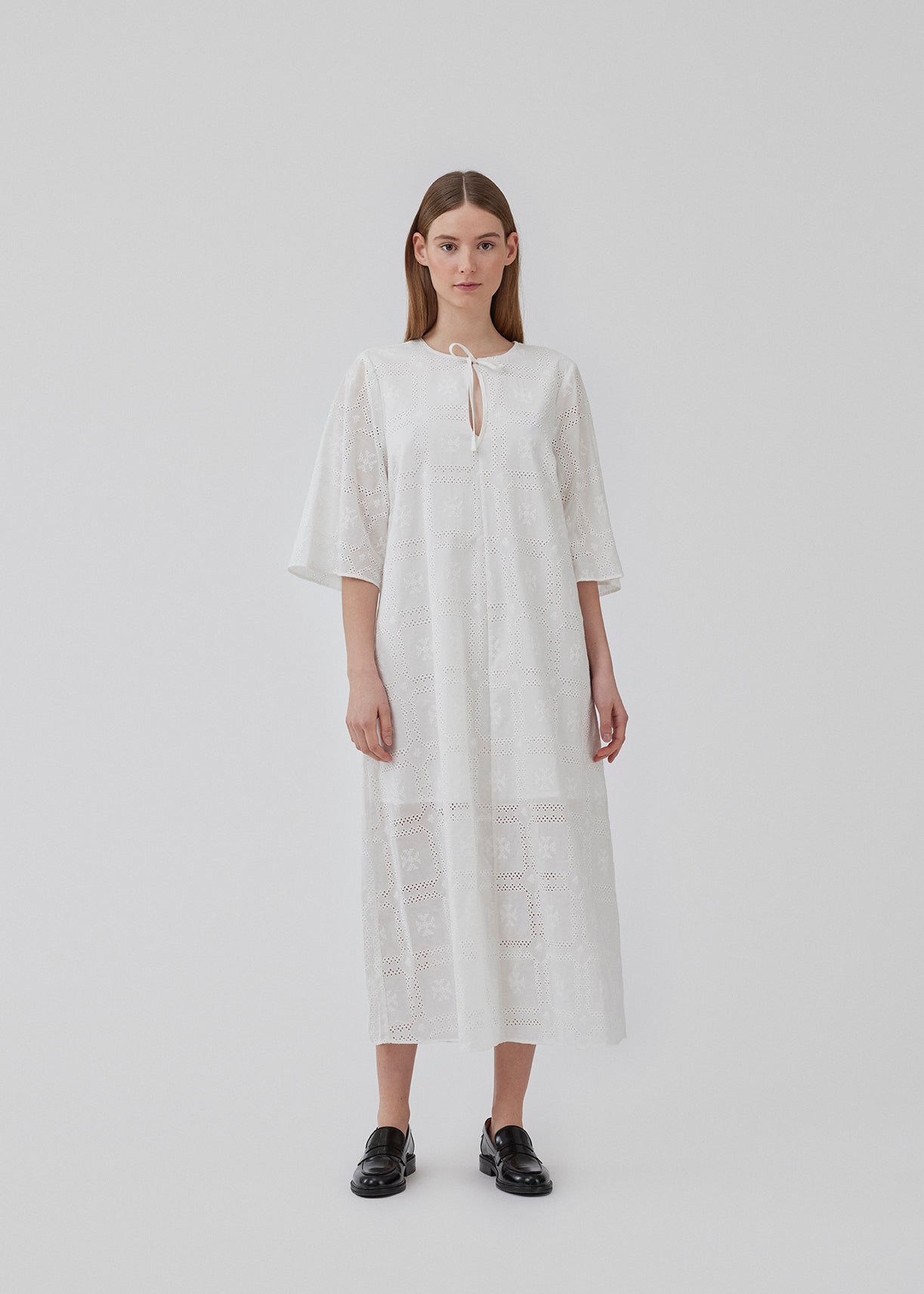 Broderie anglaise bomuldskjole med afslappet fit og brede, albuelange ærmer, og åbning foran med bindebånd. HollynMD dress er med foer. Modellen er 175 cm og har en størrelse S/36 på.
