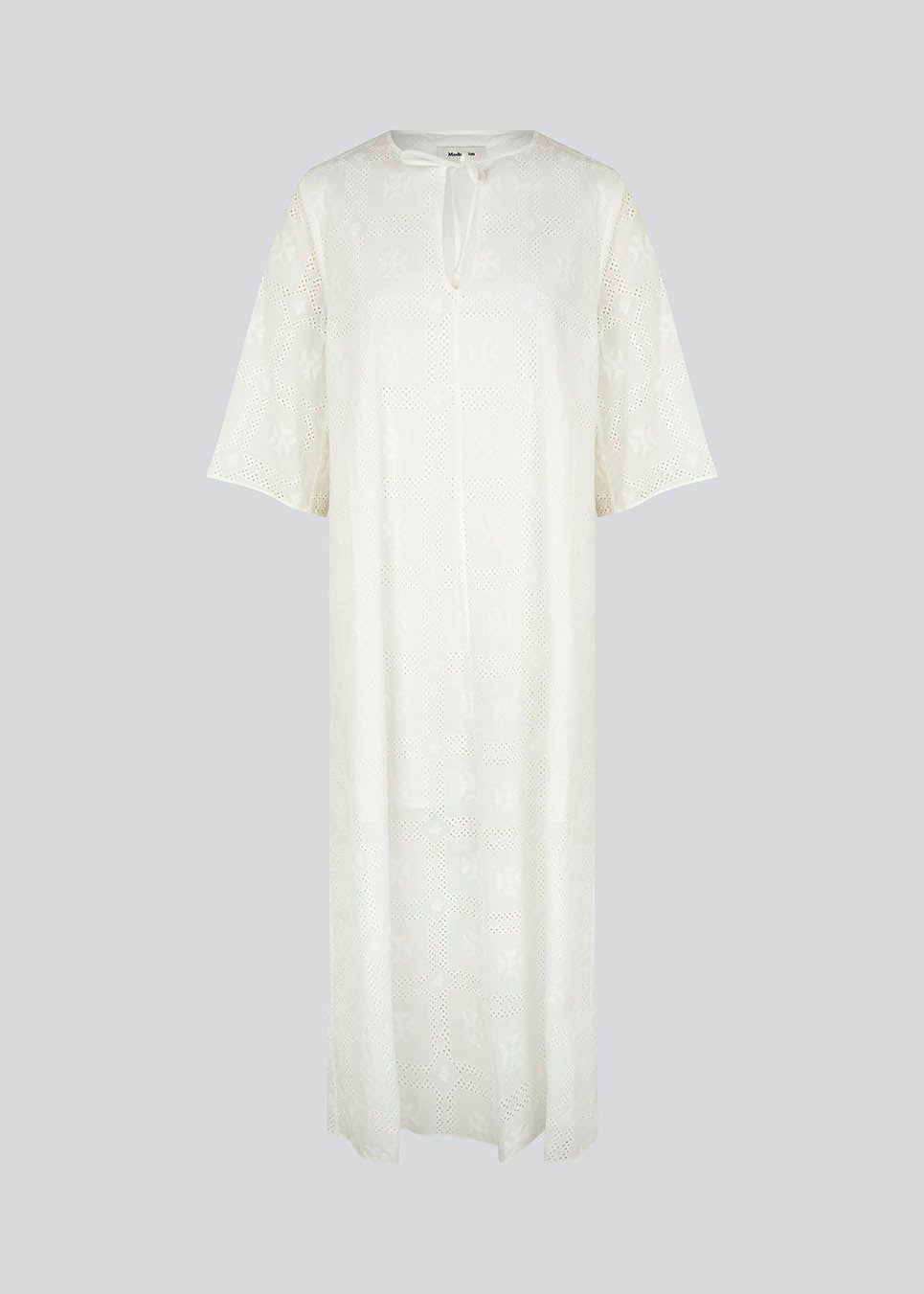 Broderie anglaise bomuldskjole med afslappet fit og brede, albuelange ærmer, og åbning foran med bindebånd. HollynMD dress er med foer. Modellen er 175 cm og har en størrelse S/36 på.