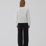 Broderie anglaise bomuldsskjorte, med tre bindebånd foran. HollynMD shirt har normal pasform og lange brede ærmer med bindebånd. Modellen er 176 cm og har en størrelse S/36 på.