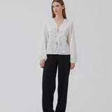 Broderie anglaise bomuldsskjorte, med tre bindebånd foran. HollynMD shirt har normal pasform og lange brede ærmer med bindebånd. Modellen er 176 cm og har en størrelse S/36 på.