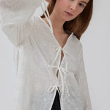 Broderie anglaise bomuldsskjorte, med tre bindebånd foran. HollynMD shirt har normal pasform og lange brede ærmer med bindebånd. Modellen er 176 cm og har en størrelse S/36 på.