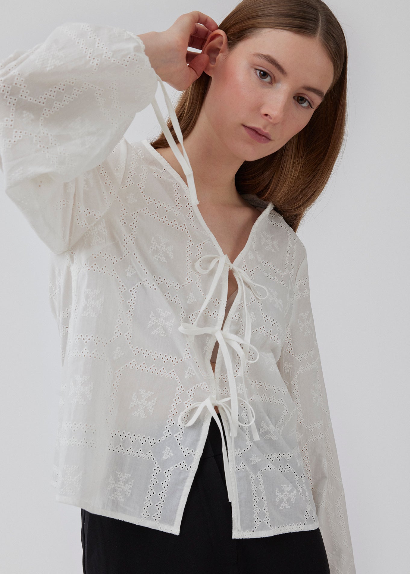 Broderie anglaise bomuldsskjorte, med tre bindebånd foran. HollynMD shirt har normal pasform og lange brede ærmer med bindebånd. Modellen er 176 cm og har en størrelse S/36 på.