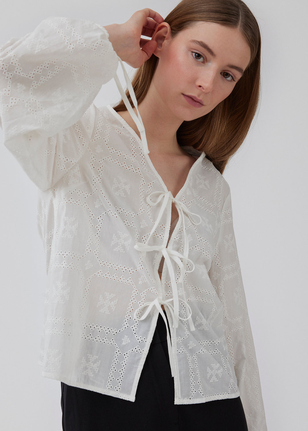 Broderie anglaise bomuldsskjorte, med tre bindebånd foran. HollynMD shirt har normal pasform og lange brede ærmer med bindebånd. Modellen er 176 cm og har en størrelse S/36 på.