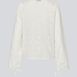 Broderie anglaise bomuldsskjorte, med tre bindebånd foran. HollynMD shirt har normal pasform og lange brede ærmer med bindebånd. Modellen er 176 cm og har en størrelse S/36 på.