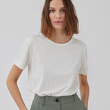 T-shirt i hvid med normal pasform i blød kvalitet af bomuld og hør. HoltMD t-shirt har rund hals og korte ærmer. Modellen er 175 cm og har en størrelse S/36 på.