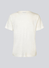 T-shirt i hvid med normal pasform i blød kvalitet af bomuld og hør. HoltMD t-shirt har rund hals og korte ærmer. Modellen er 175 cm og har en størrelse S/36 på.