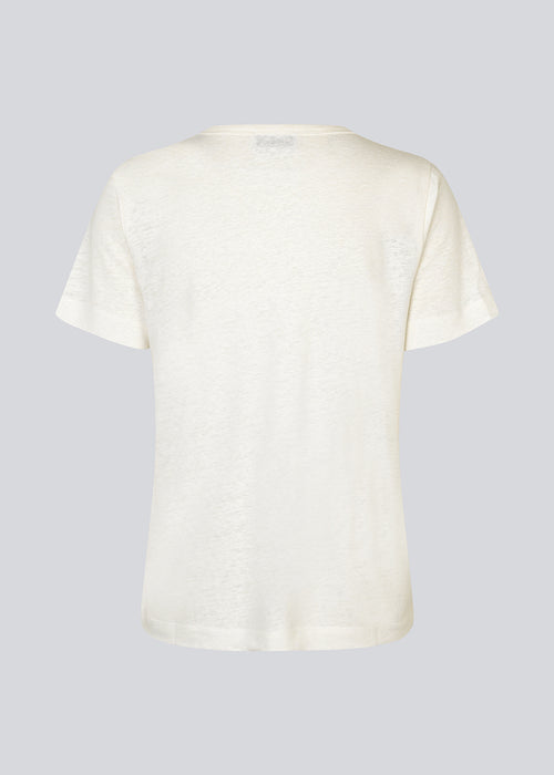 T-shirt i hvid med normal pasform i blød kvalitet af bomuld og hør. HoltMD t-shirt har rund hals og korte ærmer. Modellen er 175 cm og har en størrelse S/36 på.