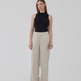 Bukser i beige med afslappet udtryk og pasform i kvalitet af bomuld og hør. HonorMD pants har løse ben og mellemhøj talje med bred elastikkant. Modellen er 175 cm og har en størrelse S/36 på.