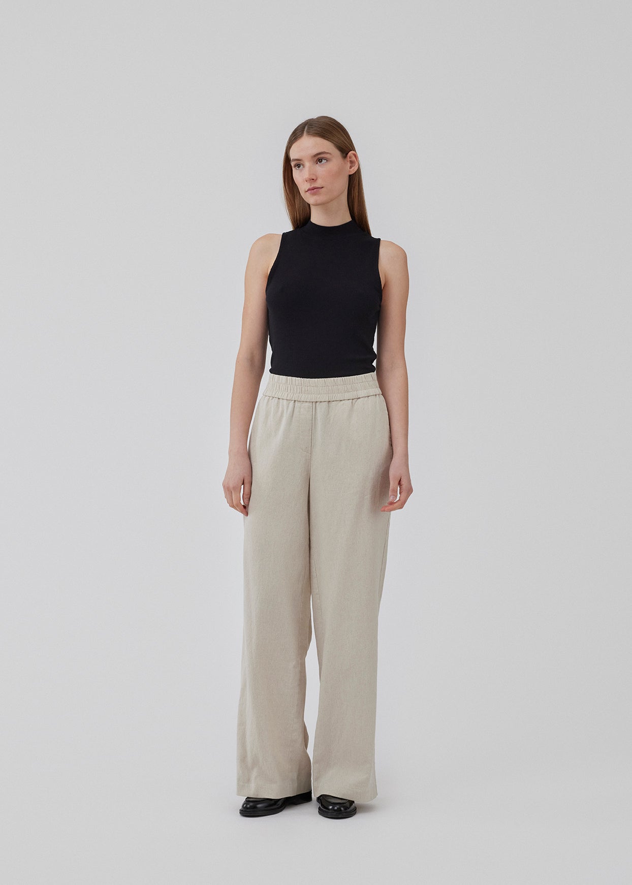 Bukser i beige med afslappet udtryk og pasform i kvalitet af bomuld og hør. HonorMD pants har løse ben og mellemhøj talje med bred elastikkant. Modellen er 175 cm og har en størrelse S/36 på.