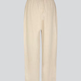 Bukser i beige med afslappet udtryk og pasform i kvalitet af bomuld og hør. HonorMD pants har løse ben og mellemhøj talje med bred elastikkant. Modellen er 175 cm og har en størrelse S/36 på.