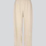 Bukser i beige med afslappet udtryk og pasform i kvalitet af bomuld og hør. HonorMD pants har løse ben og mellemhøj talje med bred elastikkant. Modellen er 175 cm og har en størrelse S/36 på.