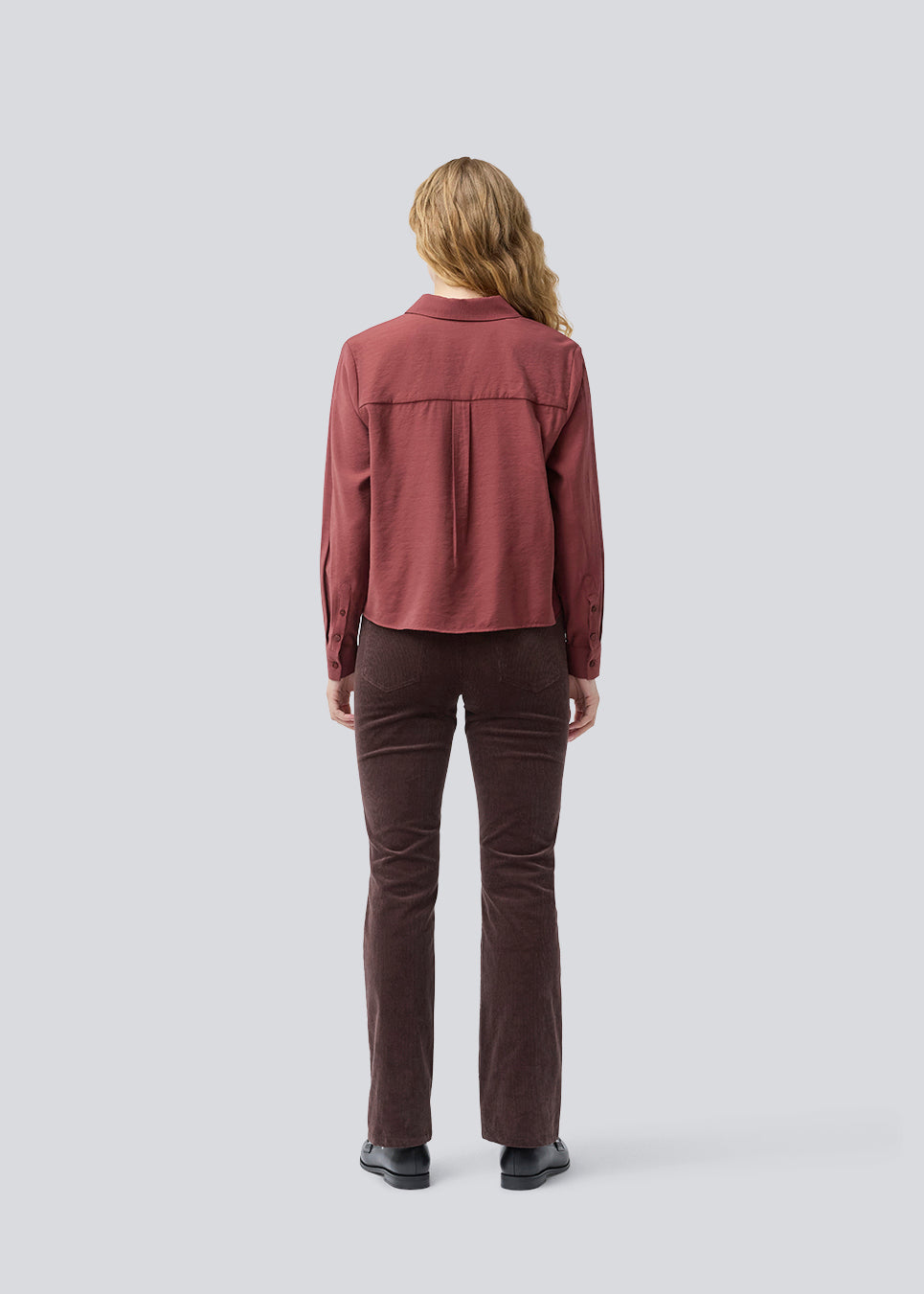 Rød skjorte i en let EcoVero viskose med løs pasform. HudgesMD shirt har krave og knaplukning fortil og lange ærmer med manchet. Modellen er 175 cm og har en størrelse S/36 på.