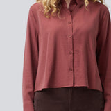 Rød skjorte i en let EcoVero viskose med løs pasform. HudgesMD shirt har krave og knaplukning fortil og lange ærmer med manchet. Modellen er 175 cm og har en størrelse S/36 på.