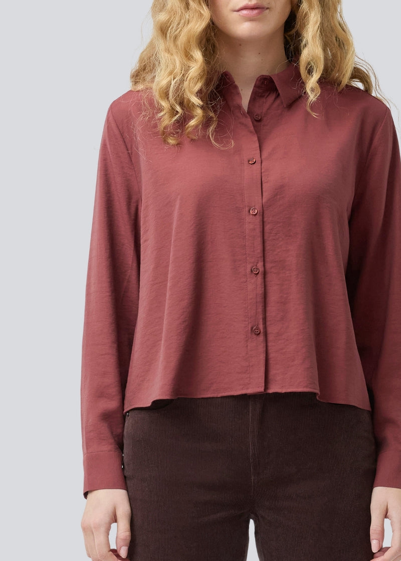 Rød skjorte i en let EcoVero viskose med løs pasform. HudgesMD shirt har krave og knaplukning fortil og lange ærmer med manchet. Modellen er 175 cm og har en størrelse S/36 på.