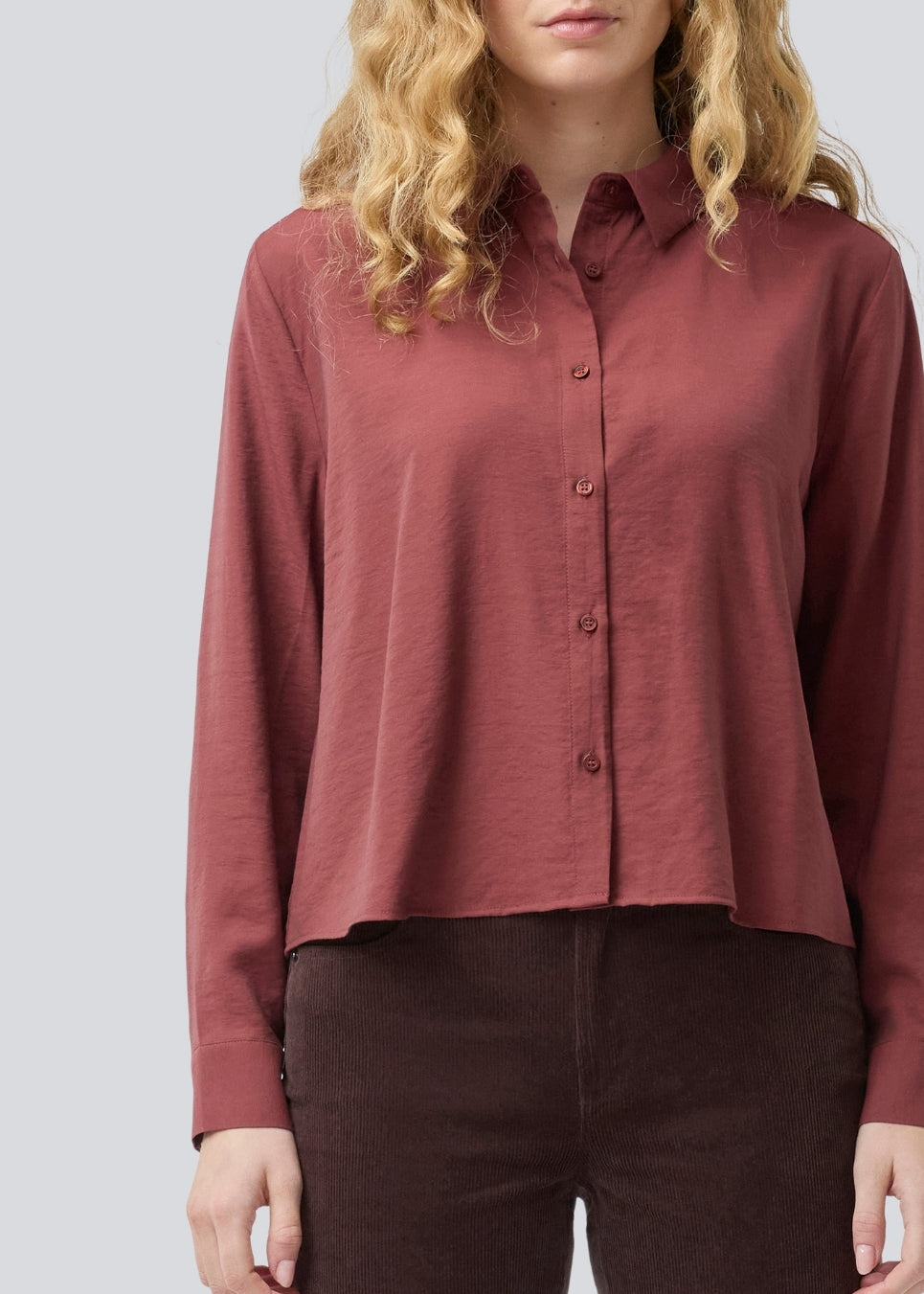 Rød skjorte i en let EcoVero viskose med løs pasform. HudgesMD shirt har krave og knaplukning fortil og lange ærmer med manchet. Modellen er 175 cm og har en størrelse S/36 på.
