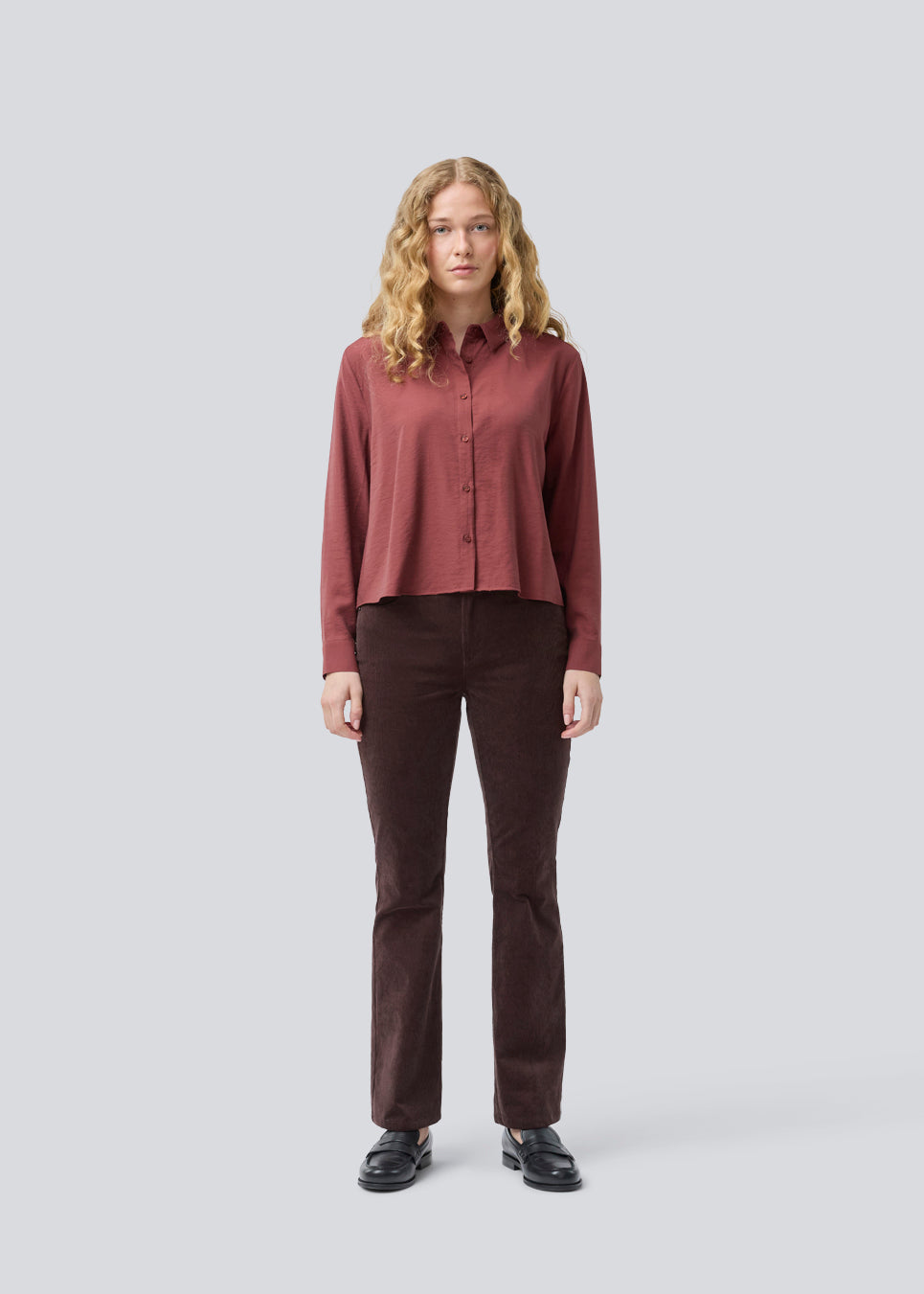 Rød skjorte i en let EcoVero viskose med løs pasform. HudgesMD shirt har krave og knaplukning fortil og lange ærmer med manchet. Modellen er 175 cm og har en størrelse S/36 på.