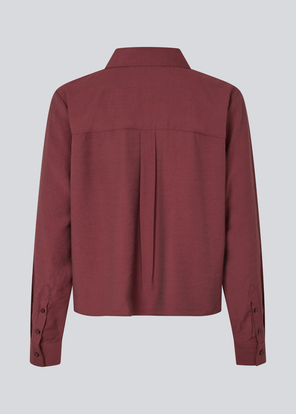 Rød skjorte i en let EcoVero viskose med løs pasform. HudgesMD shirt har krave og knaplukning fortil og lange ærmer med manchet. Modellen er 175 cm og har en størrelse S/36 på.