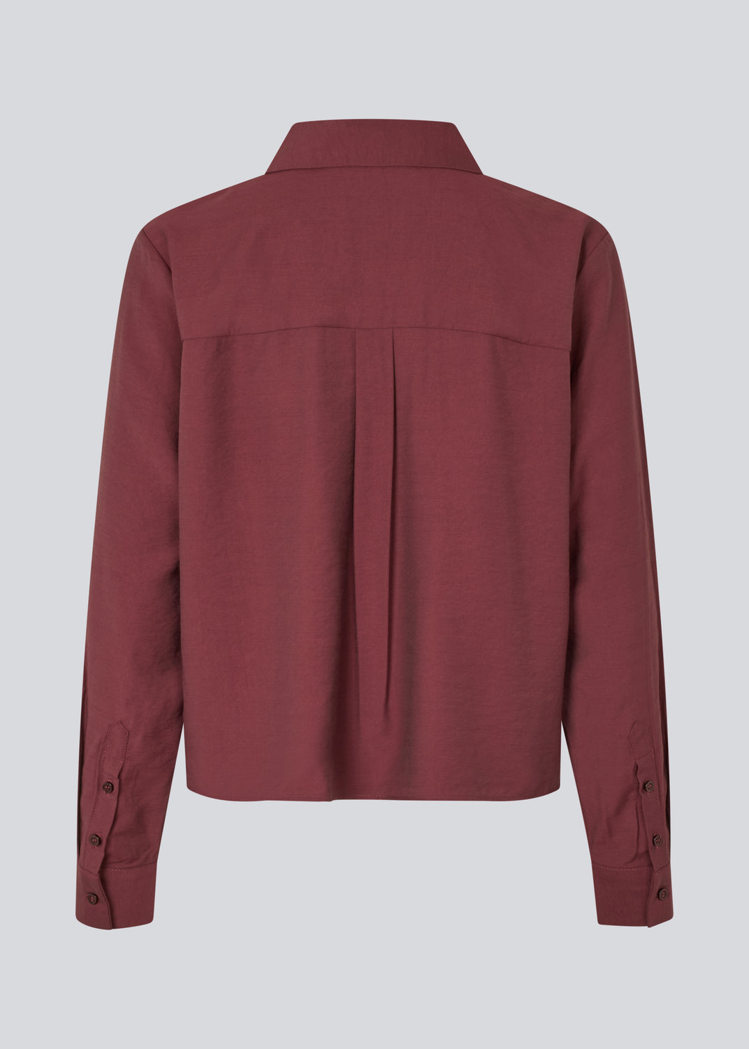 Rød skjorte i en let EcoVero viskose med løs pasform. HudgesMD shirt har krave og knaplukning fortil og lange ærmer med manchet. Modellen er 175 cm og har en størrelse S/36 på.