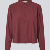 Rød skjorte i en let EcoVero viskose med løs pasform. HudgesMD shirt har krave og knaplukning fortil og lange ærmer med manchet. Modellen er 175 cm og har en størrelse S/36 på.