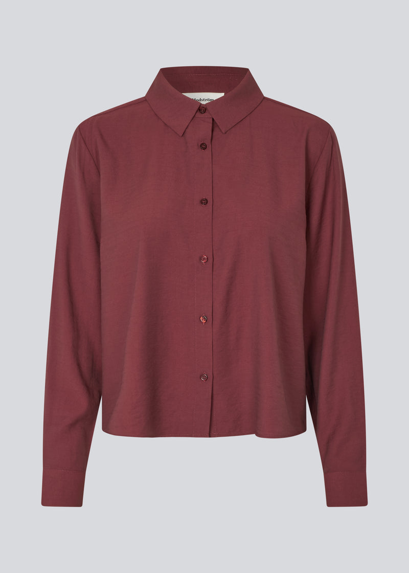 Rød skjorte i en let EcoVero viskose med løs pasform. HudgesMD shirt har krave og knaplukning fortil og lange ærmer med manchet. Modellen er 175 cm og har en størrelse S/36 på.