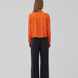 Skjorte i rød i en let EcoVero viskose med løs pasform. HudgesMD shirt har krave og knaplukning fortil og lange ærmer med manchet. Modellen er 175 cm og har en størrelse S/36 på.