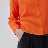 Skjorte i rød i en let EcoVero viskose med løs pasform. HudgesMD shirt har krave og knaplukning fortil og lange ærmer med manchet. Modellen er 175 cm og har en størrelse S/36 på.