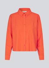 Skjorte i rød i en let EcoVero viskose med løs pasform. HudgesMD shirt har krave og knaplukning fortil og lange ærmer med manchet. Modellen er 175 cm og har en størrelse S/36 på.