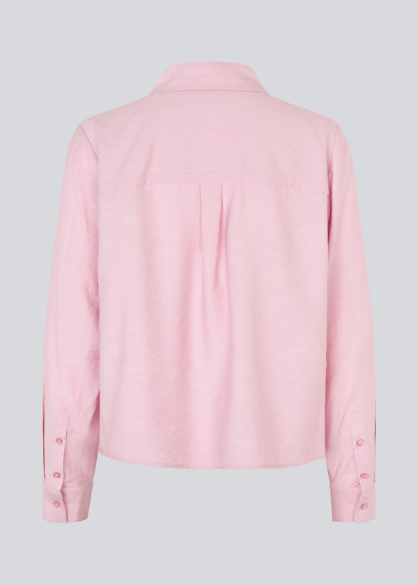Skjorte i lyserød i en let EcoVero viskose med løs pasform. HudgesMD shirt har krave og knaplukning fortil og lange ærmer med manchet.&nbsp;
